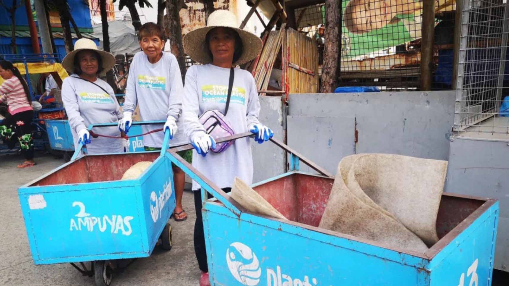 People picking up rubbish to save the ocean