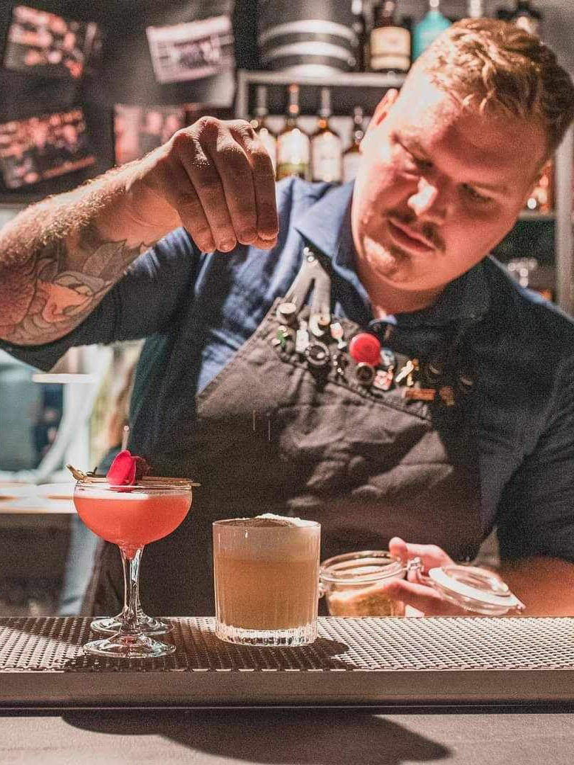 Erik Nilsson pouring a drink in a bar