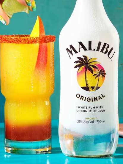 Malibu  Mangonada with chili spice and Malibu Original rum next to a Malibu Bottle and Mangos